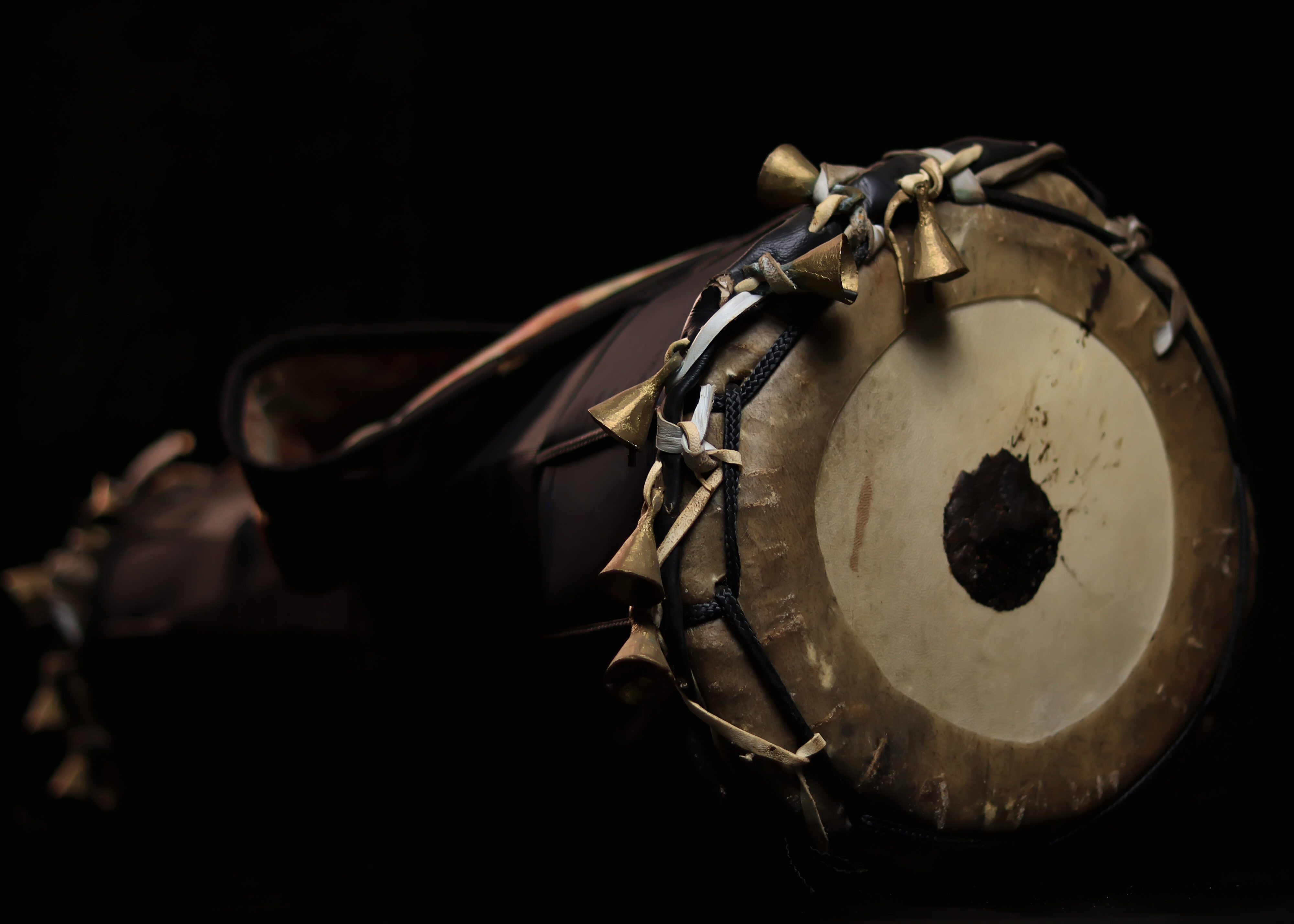 Ìyá ìlú Bàtá with saworo idẹ (Brass Bells) - Image 3