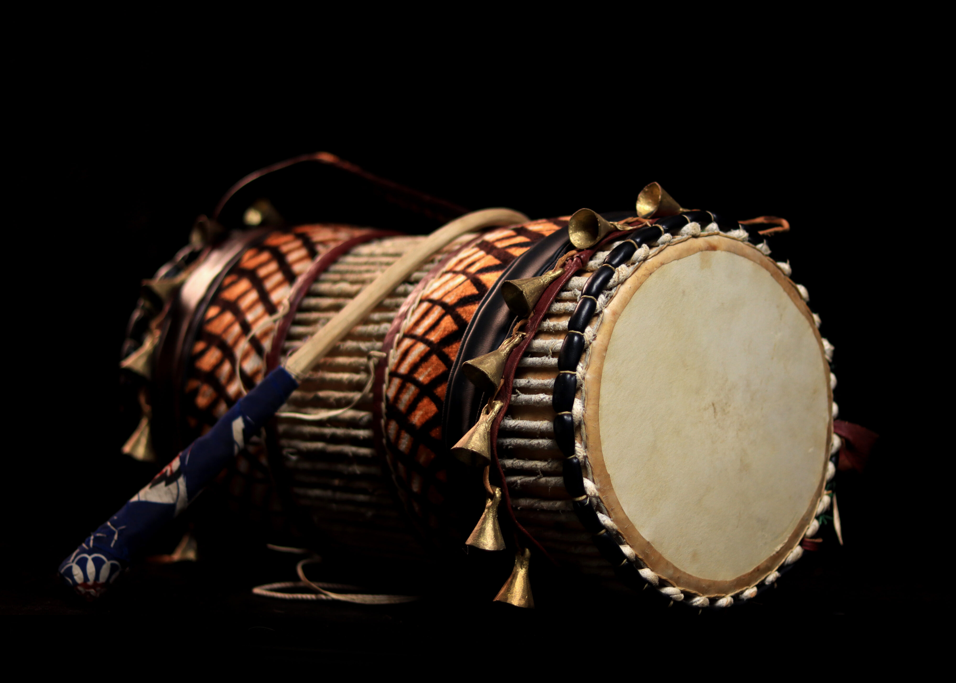 Ìyá ìlù dùndún (with saworo idẹ brass bells )