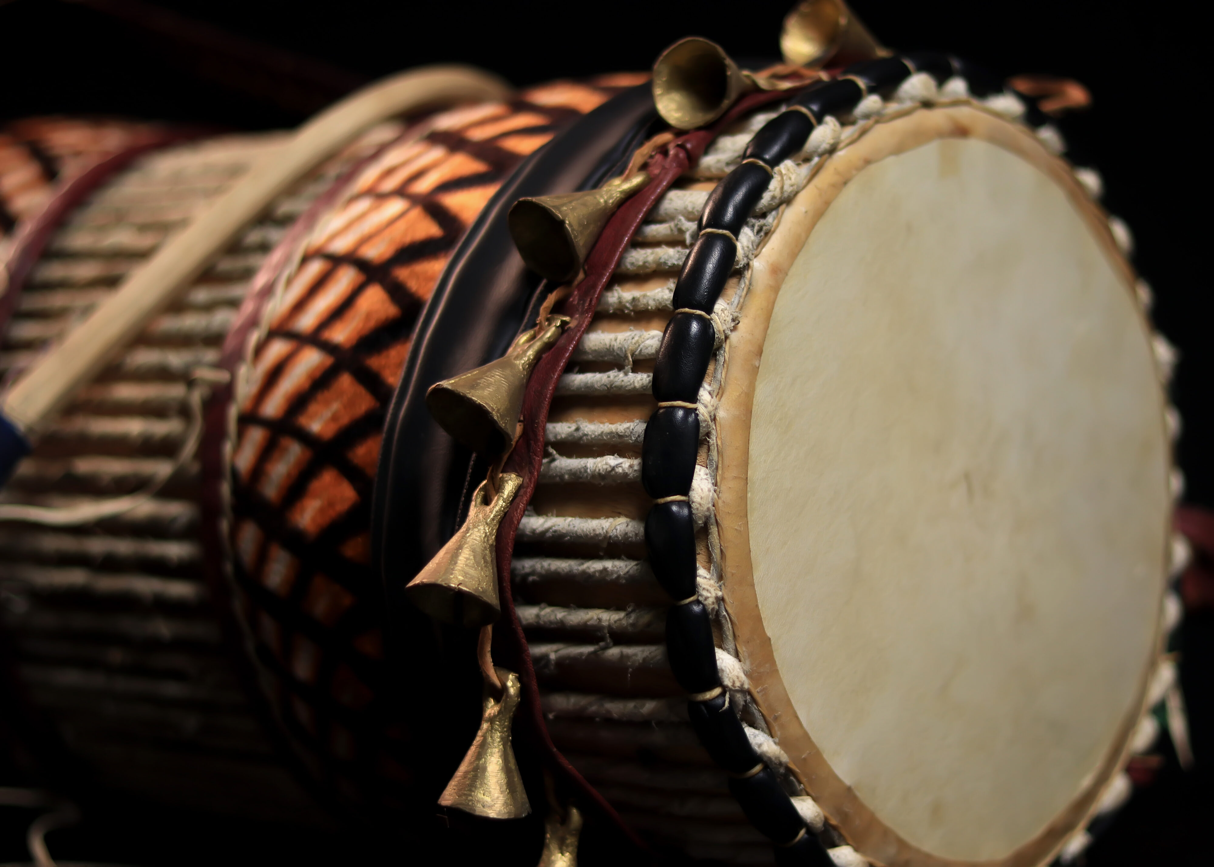 Ìyá ìlù dùndún (with saworo idẹ brass bells ) - Image 3